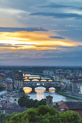 Italien, Toskana, Florenz, Historische Altstadt mit Arno und Ponte Vecchio bei Sonnenuntergang - CSTF001088