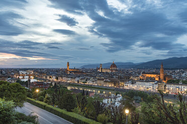 Italien, Toskana, Florenz, historische Altstadt und Arno-Fluss am Abend - CSTF001089
