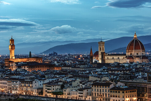 Italien, Toskana, Florenz, historische Altstadt am Abend - CSTF001090