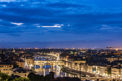 Italien, Toskana, Florenz, Altstadt und Arno-Fluss, Ponte Vecchio am Abend - CSTF001092