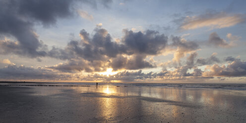 Deutschland, Niedersachsen, Ostfriesland, Nordstrand bei Sonnenuntergang - WIF003324