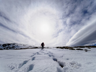 Spanien, Sierra de Gredos, Mann wandert im Schnee - LAF001631