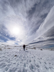 Spanien, Sierra de Gredos, Mann wandert im Schnee - LAF001632