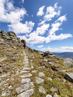 Spanien, Sierra de Gredos, Mann beim Wandern in den Bergen - LAF001641