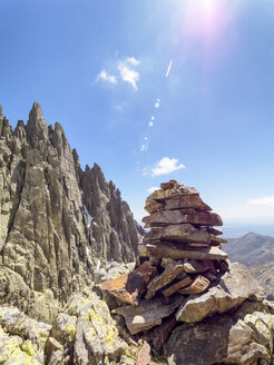 Spain, Sierra de Gredos, cairn in mountainscape - LAF001650