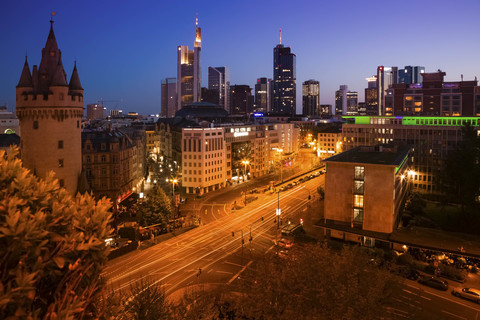 Deutschland, Hessen, Frankfurt, Eschenheimer Turm links, Finanzviertel am Abend, lizenzfreies Stockfoto