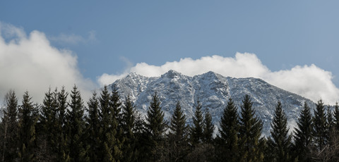 Deutschland, Bayern, Mittenwald, Panoramablick auf die Karwendelspitze, lizenzfreies Stockfoto