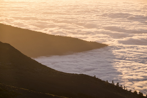 Spanien, Teneriffa, Wolken auf dem Vulkan Pico del Teide am Abend, lizenzfreies Stockfoto