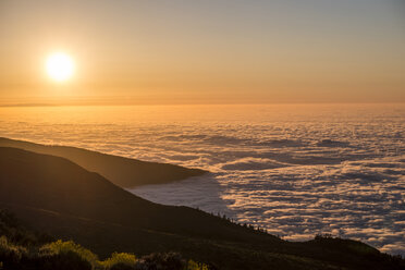 Spanien, Teneriffa, Wolken und Pico del Teide Region bei Sonnenuntergang - SIPF000502