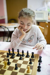 Kleines Mädchen spielt Schach - RAEF001175