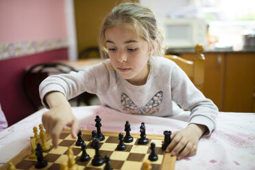 Kleines Mädchen spielt Schach - RAEF001176