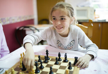 Kleines Mädchen spielt Schach - RAEF001177