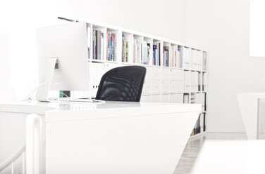 Arbeitsbereich in einem modernen Büro - MFRF000656