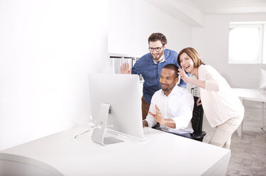 Colleagues skyping in a modern office - MFRF000677