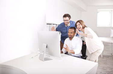 Skyping mit Kollegen in einem modernen Büro - MFRF000677