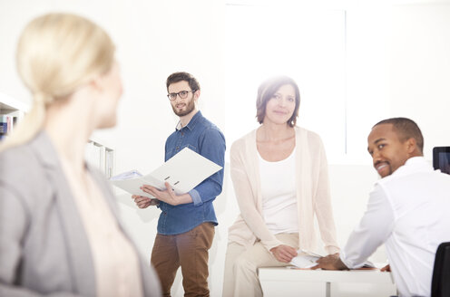 Kolleginnen und Kollegen im Büro - MFRF000693