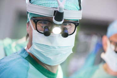 Porträt eines Herzchirurgen mit Stirnlampe - MWEF000039