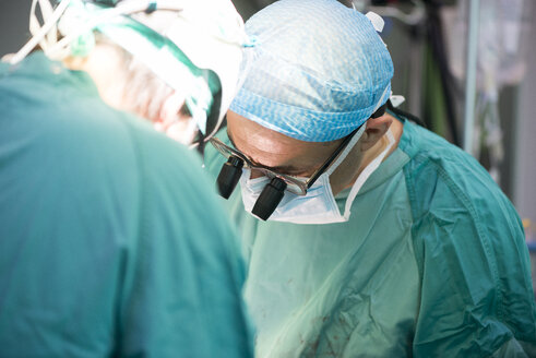 Herzchirurgen während einer Herzoperation - MWEF000040
