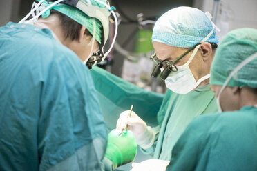 Heart surgeons during a heart operation - MWEF000041