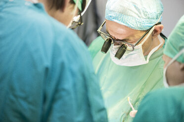 Herzchirurgen während einer Herzoperation - MWEF000042