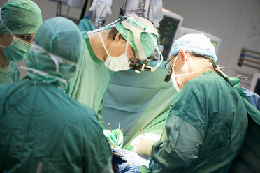 Herzchirurgen während einer Herzoperation - MWEF000043