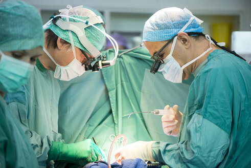 Herzchirurgen während einer Herzoperation - MWEF000044