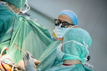 Heart surgeons during a heart operation - MWEF000047