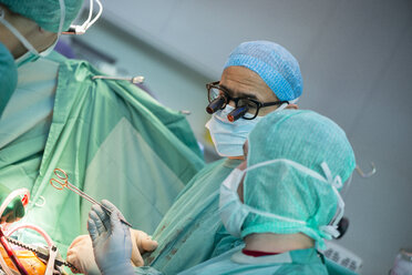 Heart surgeons during a heart operation - MWEF000048
