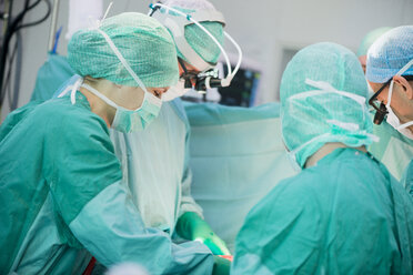 Herzchirurgen während einer Herzoperation - MWEF000050
