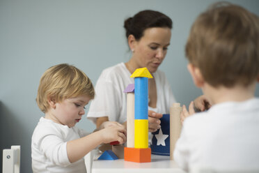 Mother and sons playing with building bricks - LFOF000236