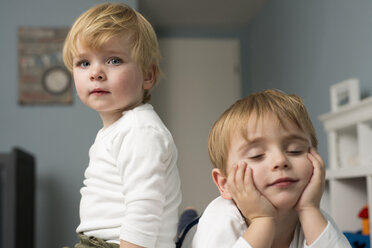 Zwei kleine Jungen spielen zu Hause - LFOF000240