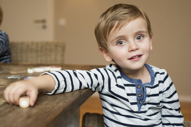 Kleiner Junge sitzt am Tisch, Porträt - LFOF000243