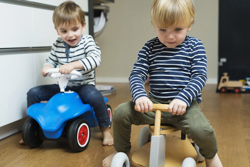 Zwei kleine Jungen spielen zu Hause mit Spielzeugautos - LFOF000248