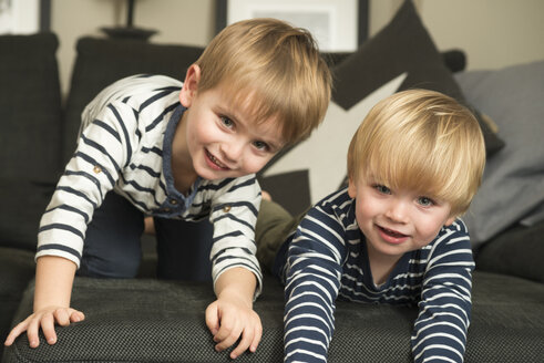 Zwei kleine Jungen spielen zu Hause - LFOF000251