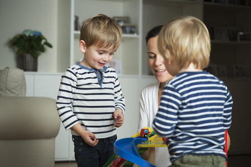 Zwei kleine Jungen spielen zu Hause mit ihrer Mutter - LFOF000254