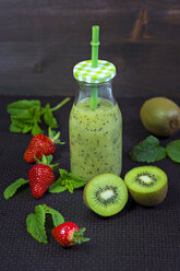 Glasflasche mit Kiwi-Limetten-Smoothie - YFF000544