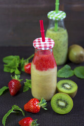 Glasflasche mit Erdbeer-Bananen-Smoothie - YFF000545
