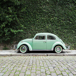 Brasilien, Rio de Janeiro - Grüner Oldtimer vor überwucherter grüner Mauer - JUBF000160