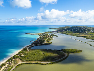 Westindien, Antigua und Barbuda, Antigua, Luftaufnahme, Five Islands Village - AMF004904