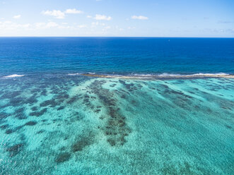 Westindien, Antigua und Barbuda, Antigua, Luftaufnahme, Korallenriff bei Cades Bay - AMF004910