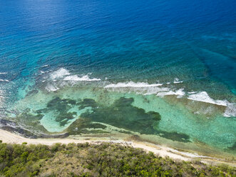 Westindien, Antigua und Barbuda, Antigua, Luftaufnahme, Korallenriffe vor der Morris Bay - AMF004911