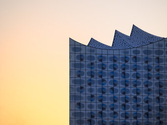 Deutschland, Hamburg, Elbphilharmonie bei Sonnenuntergang, Teilansicht - KRPF001749