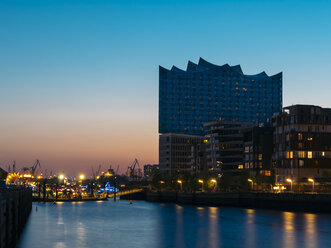Deutschland, Hamburg, Elbphilharmonie mit Mehrfamilienhäusern im Vordergrund zur blauen Stunde - KRPF001752