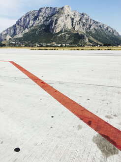 Italien, Palermo, Rote Linie auf dem Flugplatz - JUBF000162