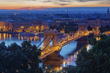 Ungarn, Budapest, Blick auf Pest mit Kettenbrücke und Donau am Abend - GFF000621