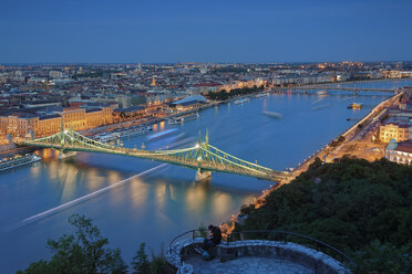 Ungarn, Budapest, die Donau und die Freiheitsbrücke am Abend - GFF000627