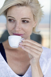 Reife Frau mit einer Tasse Kaffee - ONBF000002
