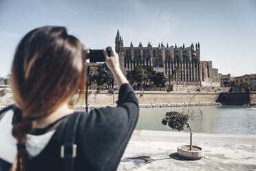 Spain, Mallorca, Palma, tourist taking picture of La Seu cathedral - GDF000992