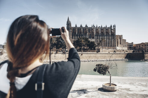 Spain, Mallorca, Palma, tourist taking picture of La Seu cathedral - GDF000992