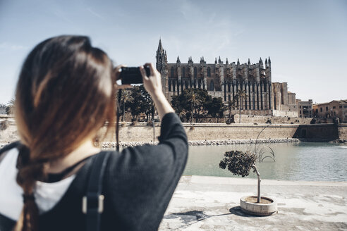 Spanien, Mallorca, Palma, Tourist fotografiert die Kathedrale La Seu - GDF000992